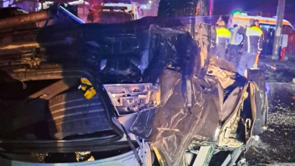 Accident la miezul noptii Doi tineri rasturnati