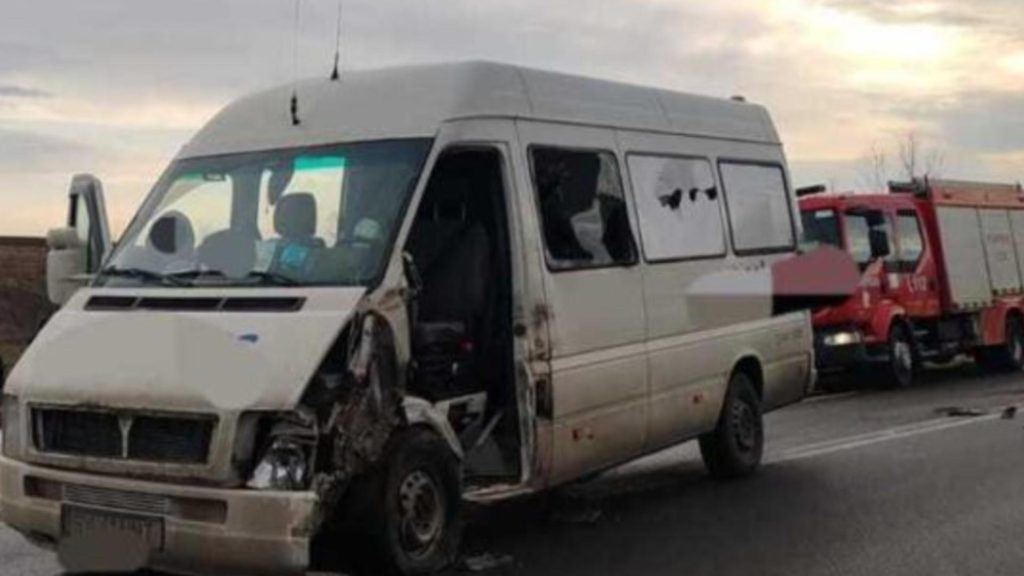 Microbuz cu 8 persoane accident cu camion in Neamt Copil de 5 ani la spital
