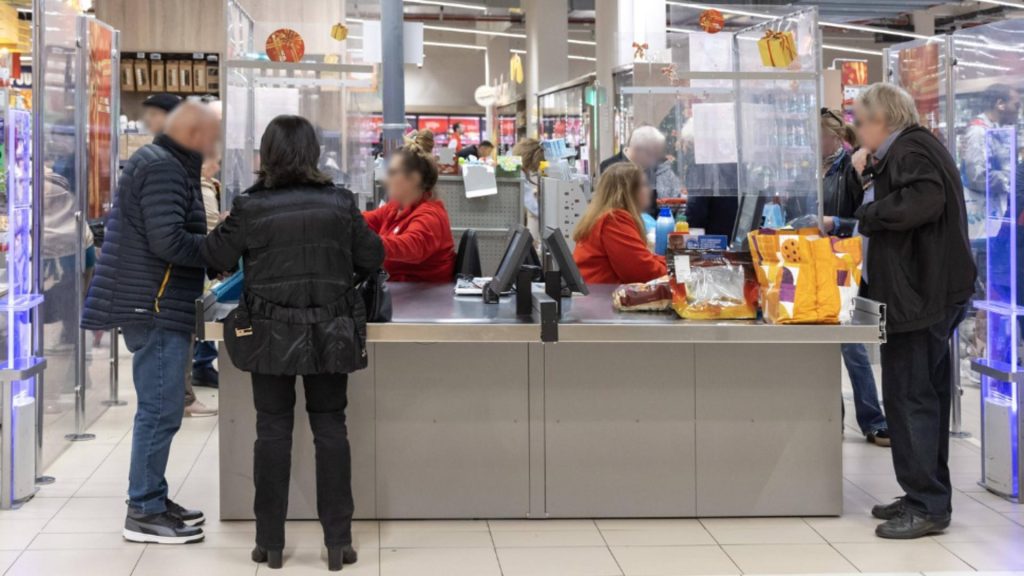 Ritmul intens de munca in supermarketuri dezvaluit de o angajata Un contor masoara viteza scanarii produselor