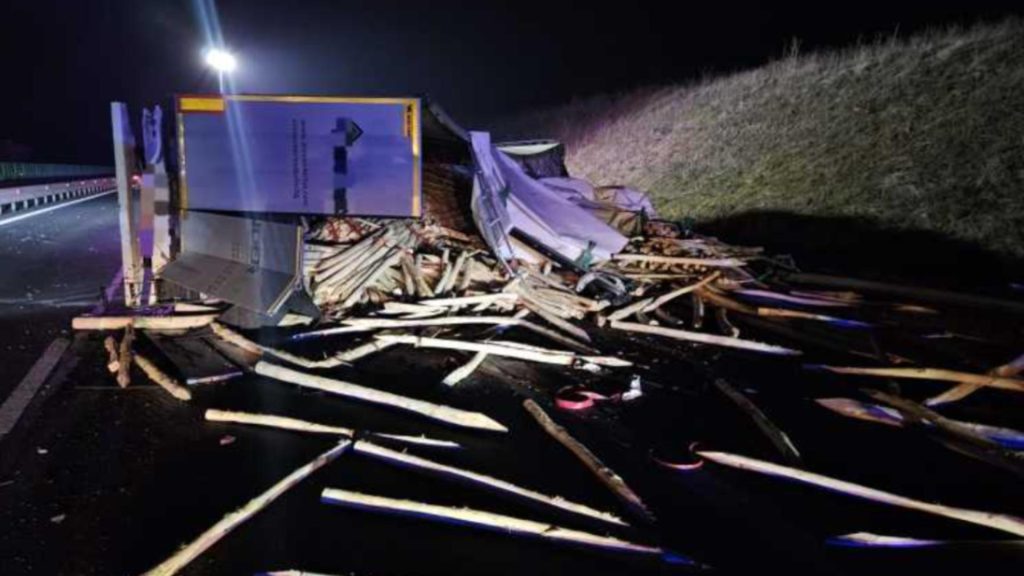 Alerta pe A1 Camion cu lemne rasturnat trafic restrictionat spre Sibiu Deva