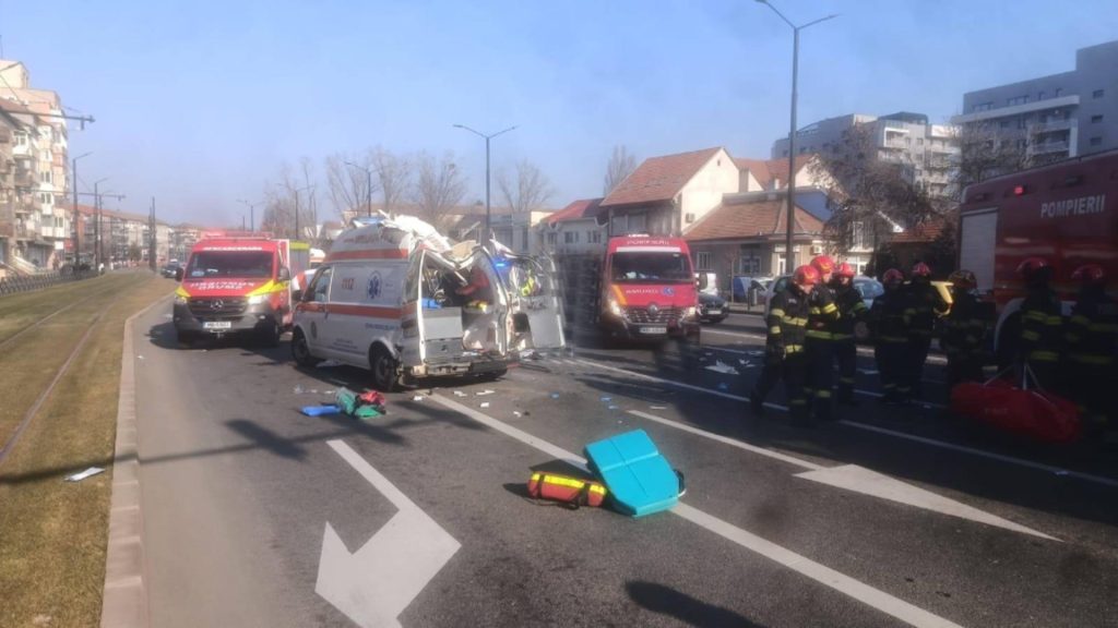 Ambulanta in misiune implicata intr un accident grav in Bihor 3 raniti unul in cod rosu FOTO