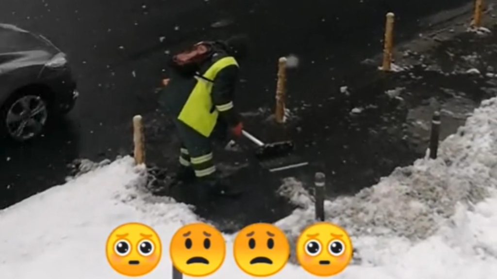 Angajat Romprest arunca zapada pe trotuar VIDEO