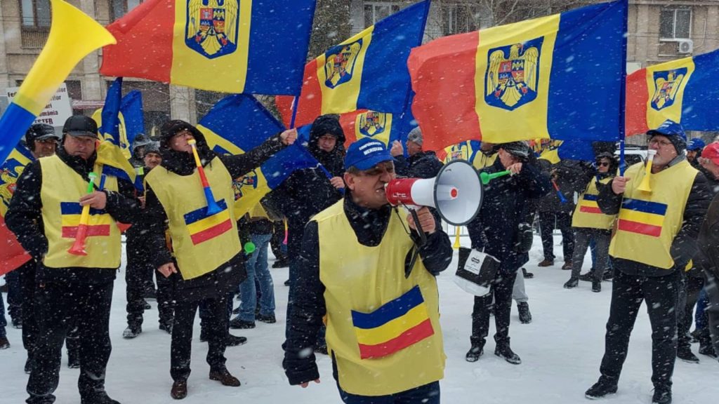 Angajatii CFR protesteaza a doua zi la Minister