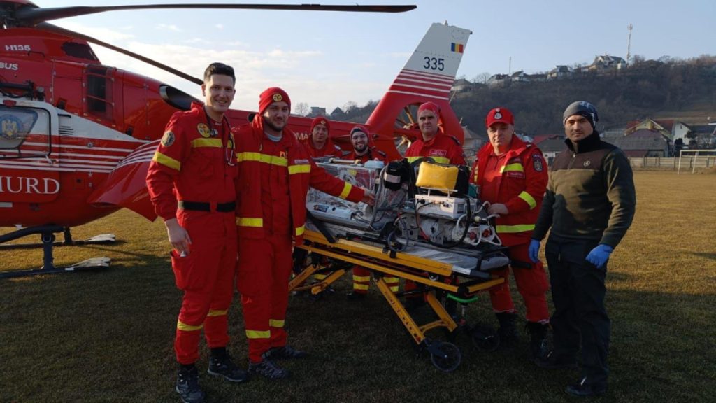 Bebelus salvat de medici in ultima clipa