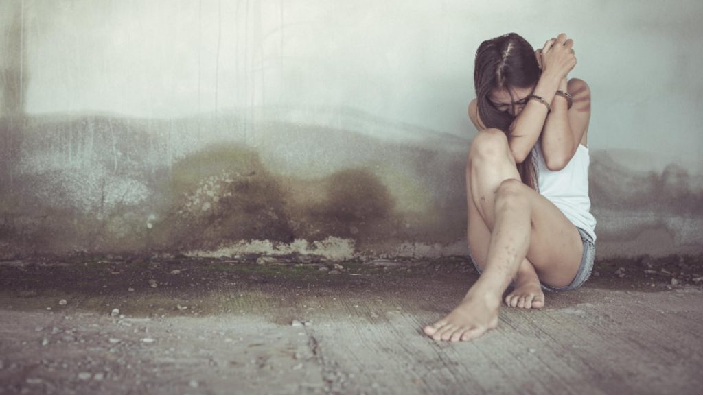Femeie terorizata de sot agresiv si dependent de droguri
