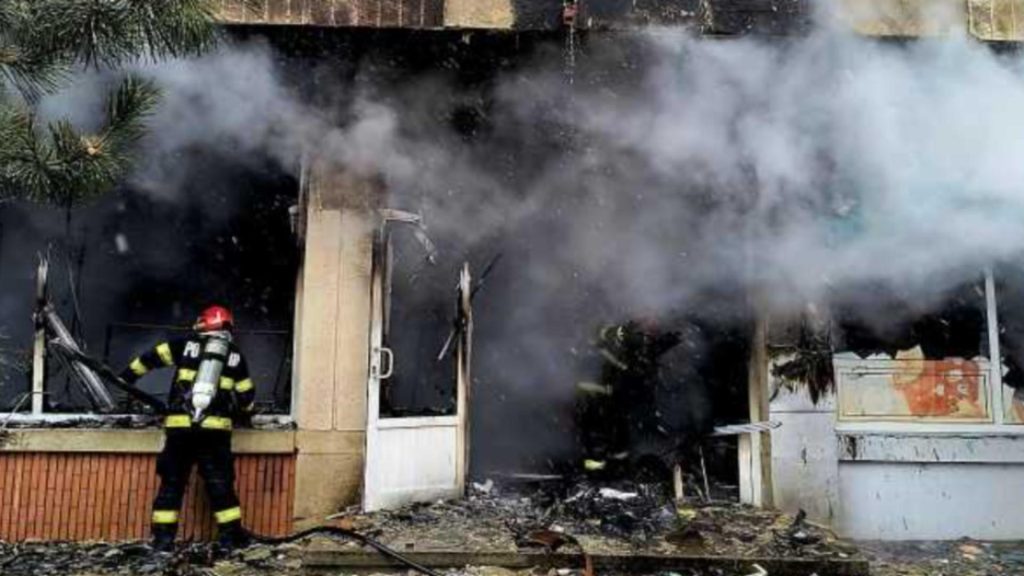 Incendiu cu fum dens la parterul unui bloc din Ploiesti Doua persoane au necesitat ingrijiri medicale