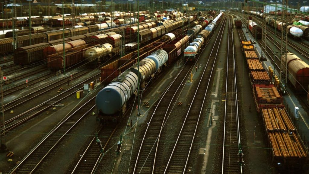 Incident feroviar grav tren de 22 vagoane deraiat