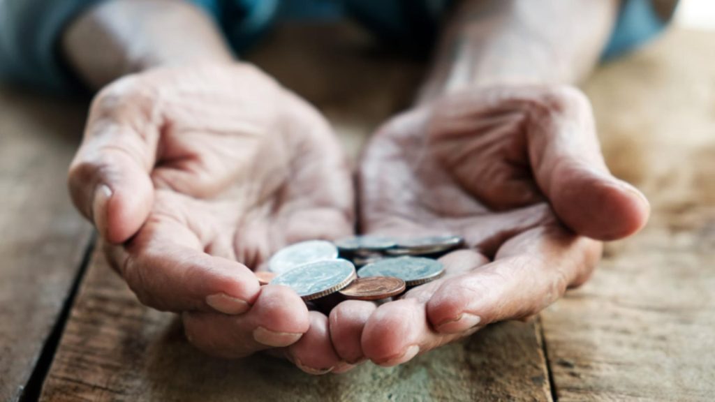 Jumatate dintre pensionari au venituri sub 2700 lei diferente intre venitul mediu si cosul de cumparaturi