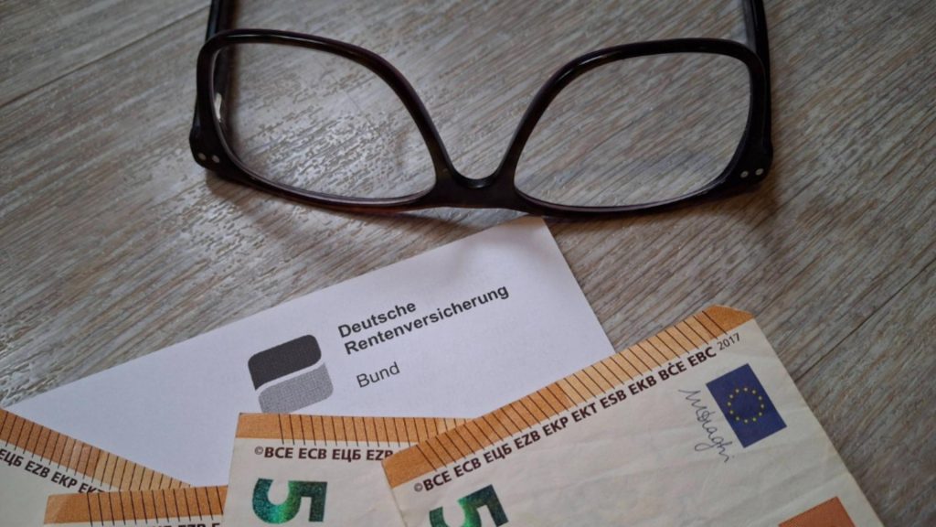 Lovitura pentru romanii din Germania creste varsta de pensionare si taxele
