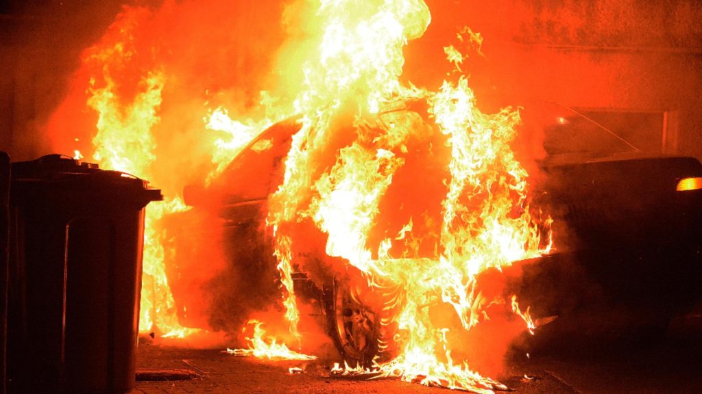 Masina de lux incendiata din razbunare la Cluj