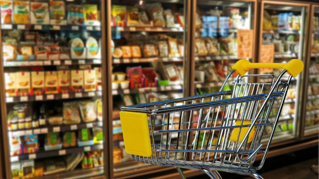 Romanii pacaliti la supermarket vanzarea alimentelor expirate
