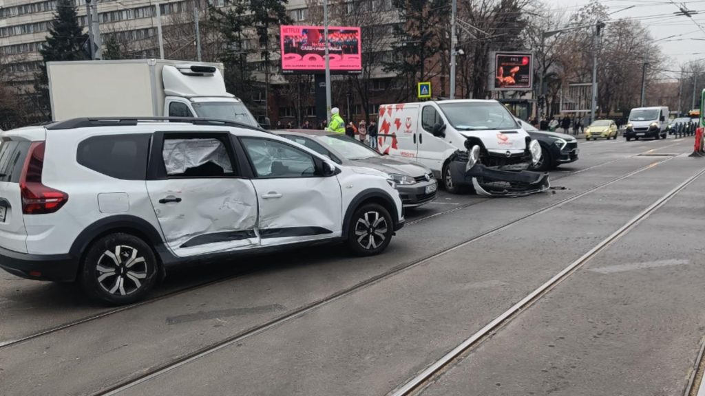 Tramvaiele liniilor 10 si 11 blocate spre Podul Grozavesti