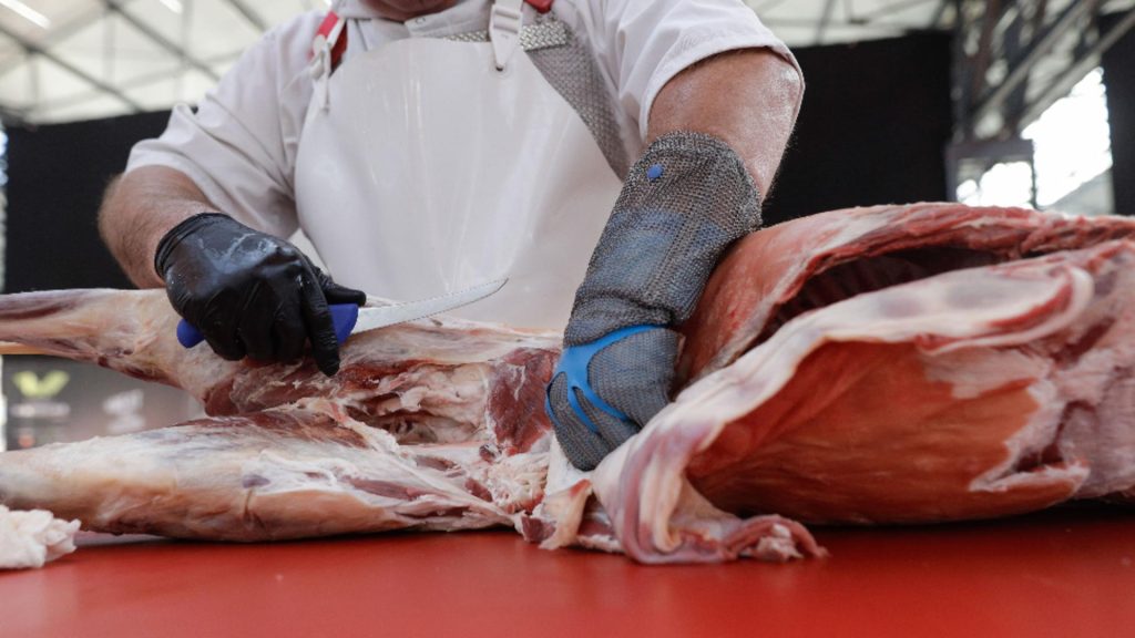 Trei macelarii inchise si sute kg carne retrase