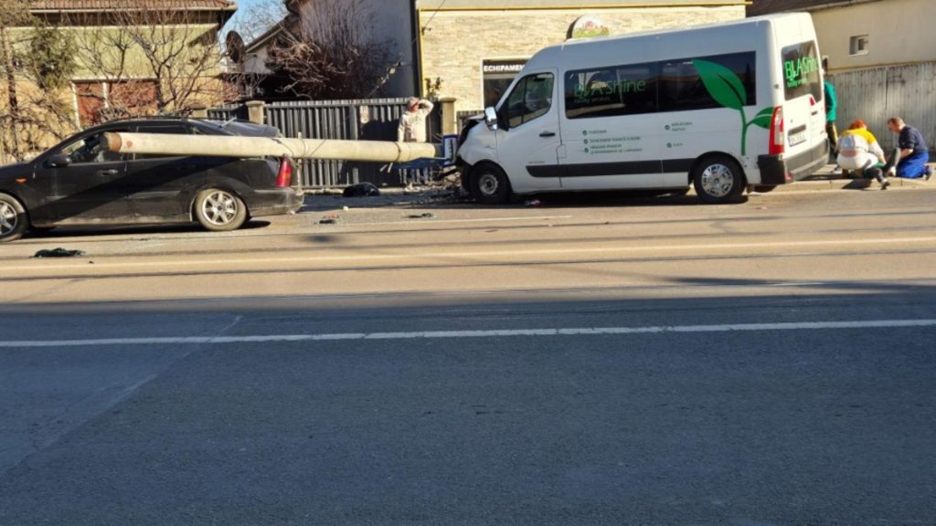 Accident grav intre masini in Cluj stalp prabusit