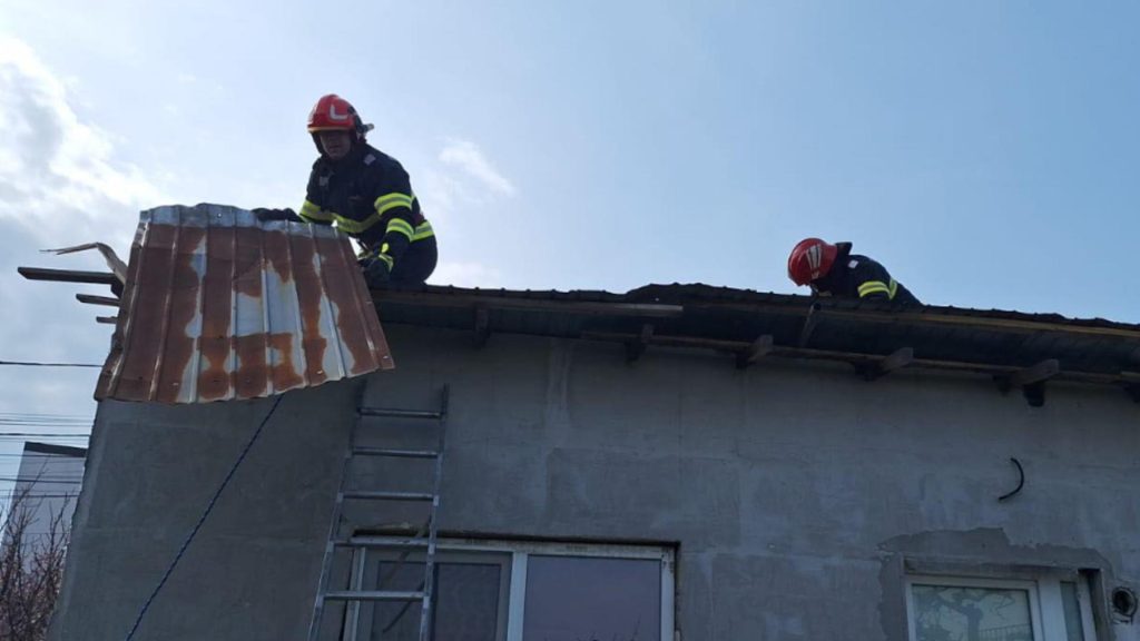 Bilant pompieri dupa furtuni devastatoare FOTO interventii in 12 judete