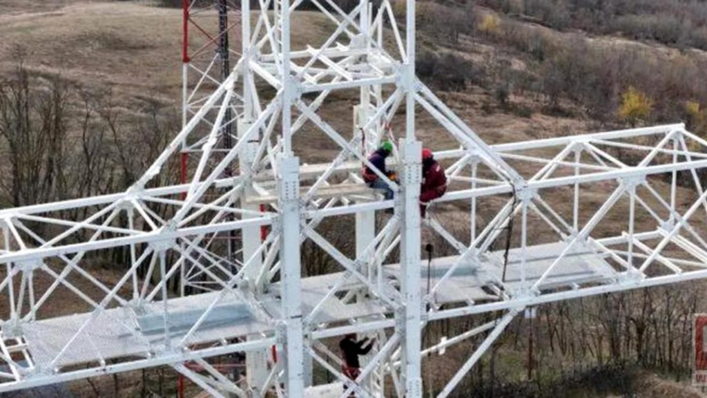 Cea mai inalta cruce din tara construita de nepalezi