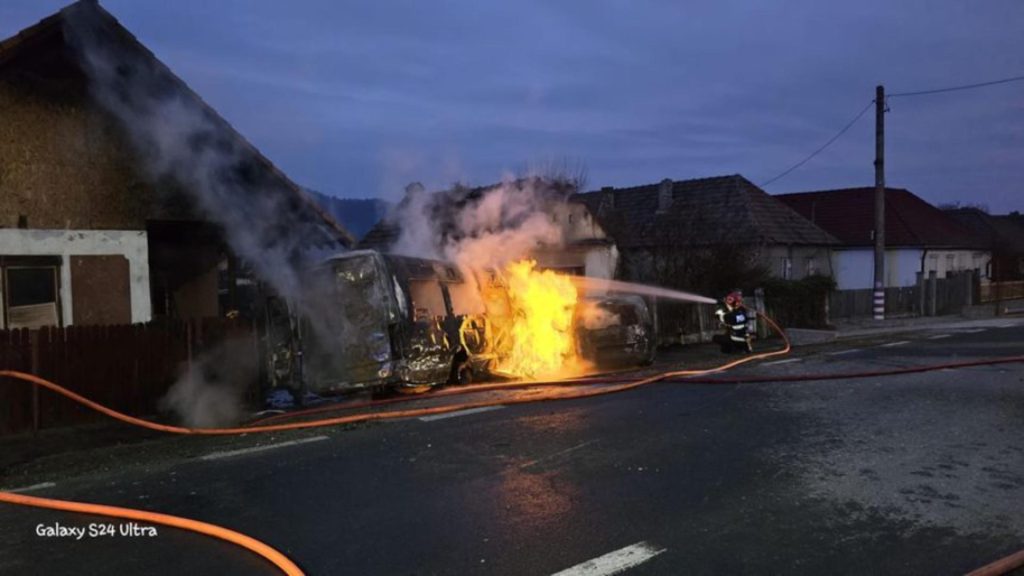 Impact devastator pe DN14 Copsa Mica doua microbuze arse o persoana carbonizata incendiul extins la doua case