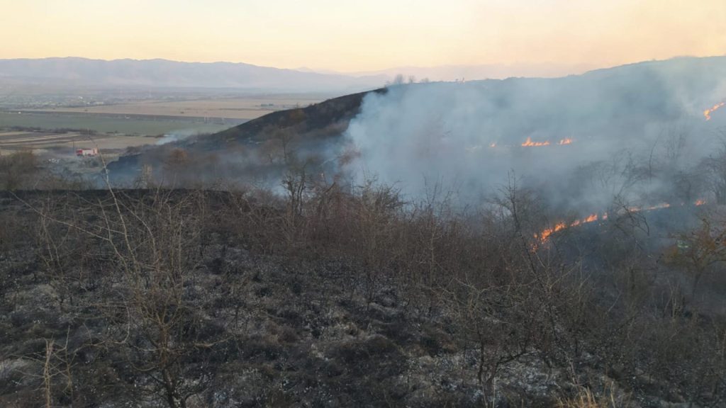 Incendii de vegetatie in Hunedoara peste 90 ha afectate