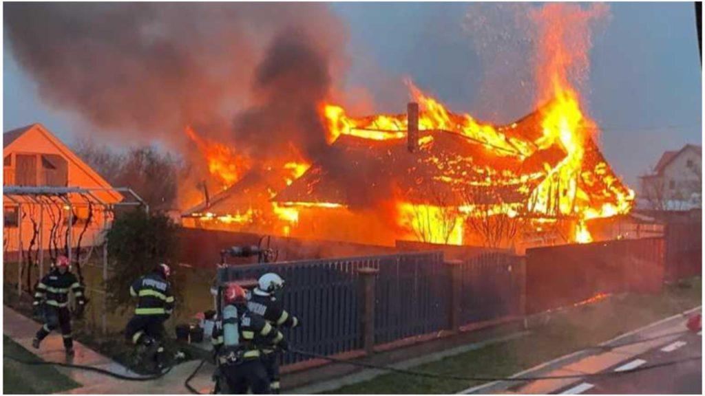 Incendiu devastator intr un sat din Bacau Gospodarie distrusa