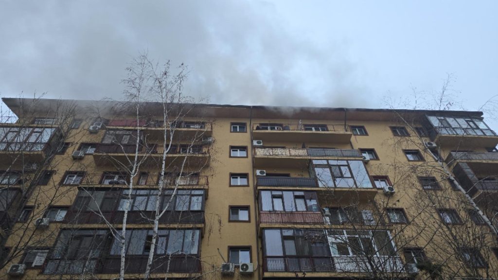 Incendiu violent cu fum dens la mansarda unui bloc din Chiajna ISU intervine cu 10 autospeciale VIDEO