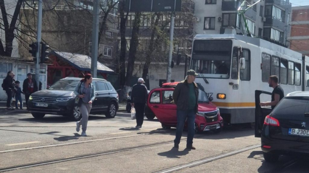 Masina pentru 16 ani lovita de tramvai in Capitala
