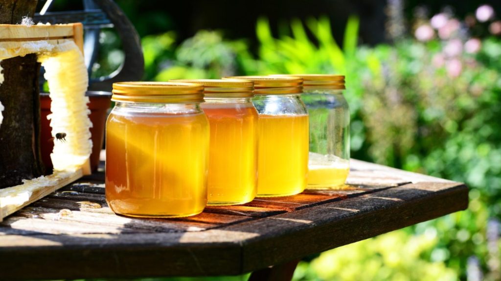 Mierea de albine este aliment de post Preotul a raspuns