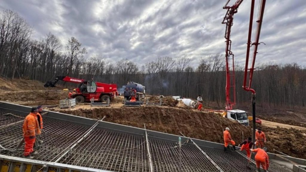 Mobilizare impresionanta pe autostrada A1 600 muncitori si 300 utilaje nonstop la tunelul din sectiunea Margina