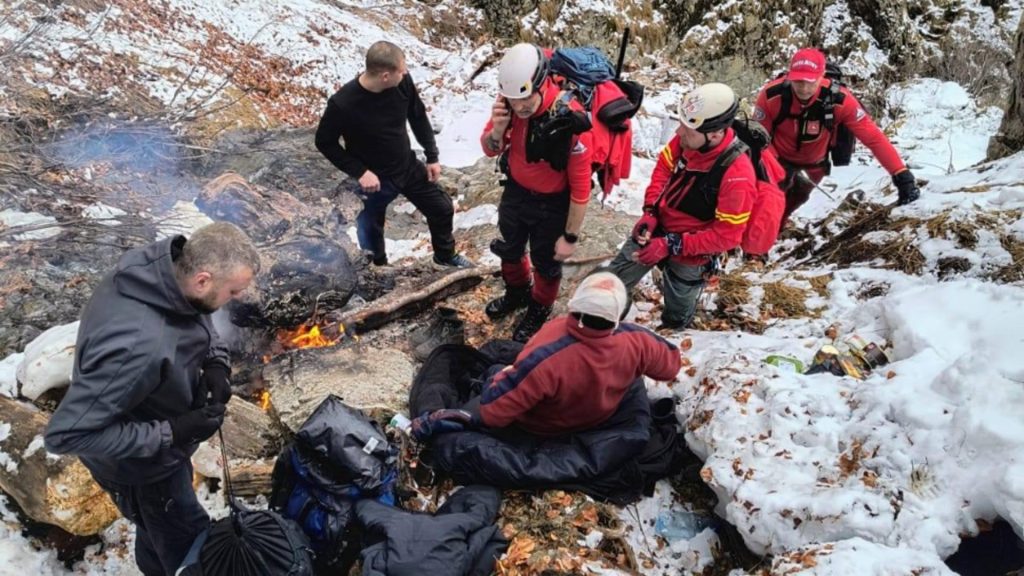 Operatiune de salvare in Muntii Maramures 3 ucraineni recuperati de salvamontisti
