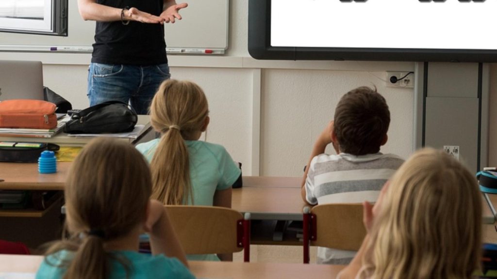 Planurile Ministerului Educatiei pentru cursuri in trei schimburi anuntul ministrului Daniel David