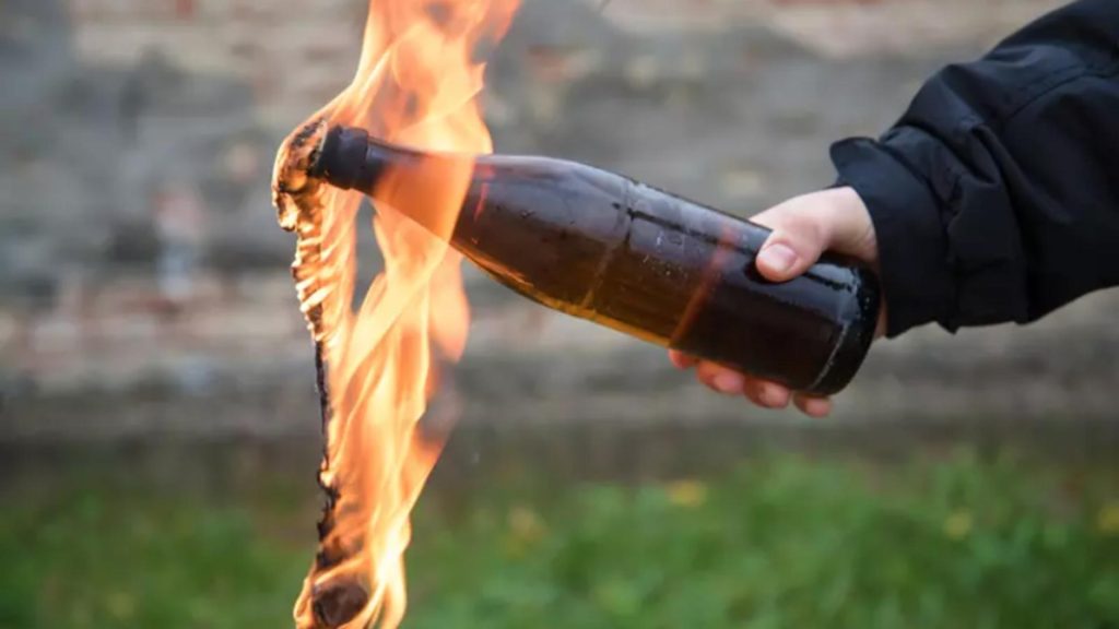 12 tineri cu cocktailuri Molotov si pistoale airsoft opriti de politisti in parcarea mallului Baneasa