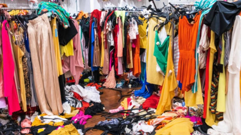 ANPC a descoperit produse periculoase intr un magazin second hand peste o tona de marfa confiscata fara certificat de dezinfectie si dezinsectie
