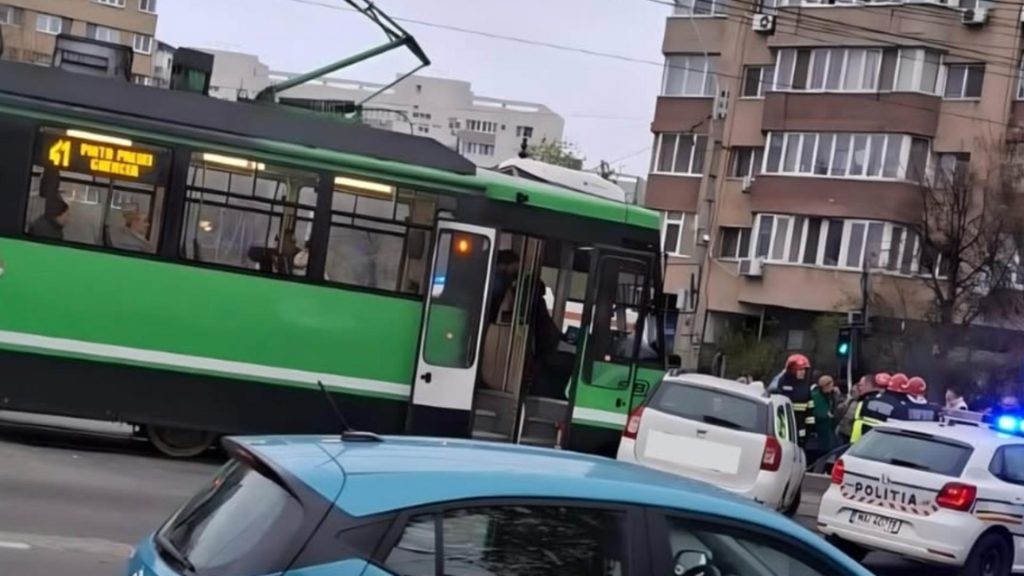 Accident grav in Bucuresti masina lovita de tramvai Linia 41 reluata