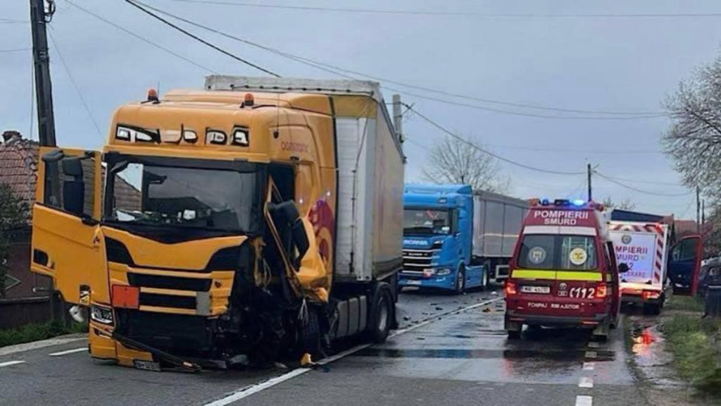 Accident grav pe DN1 in Bihor autoturism ciocnit cu autotren