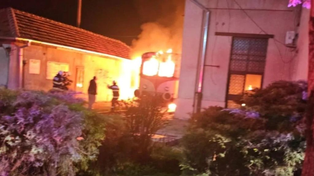 Automotor de tren incendiat de mecanic in depoul CFR Timisoara