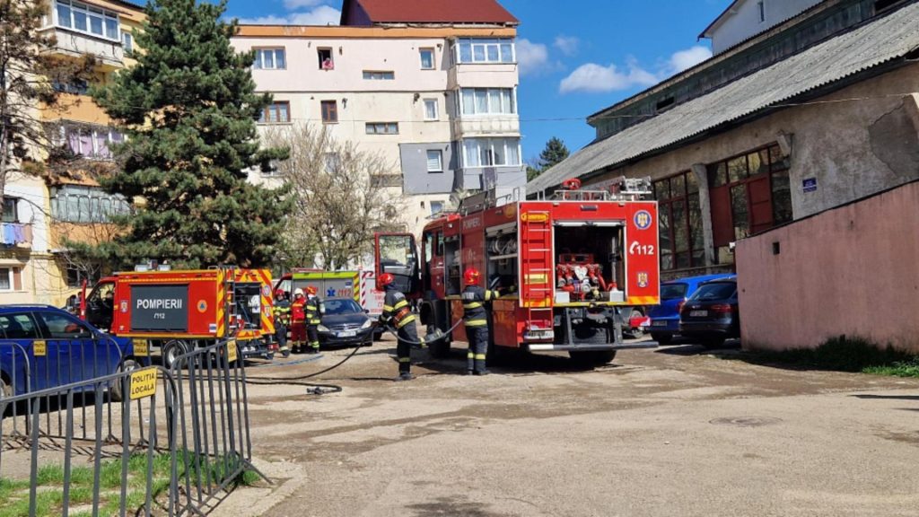 Panica intr un bloc din Suceava incendiu violent la etajul 4