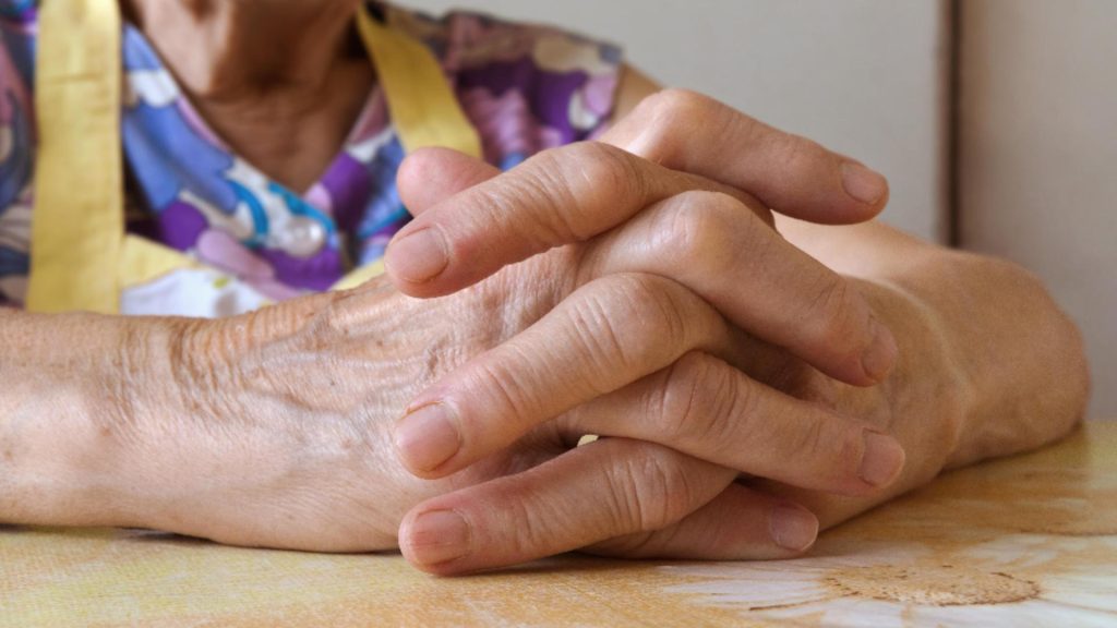 Pensionarii abandonati inainte de Paste Ajutoarele alimentare intarzie dintr un motiv socant