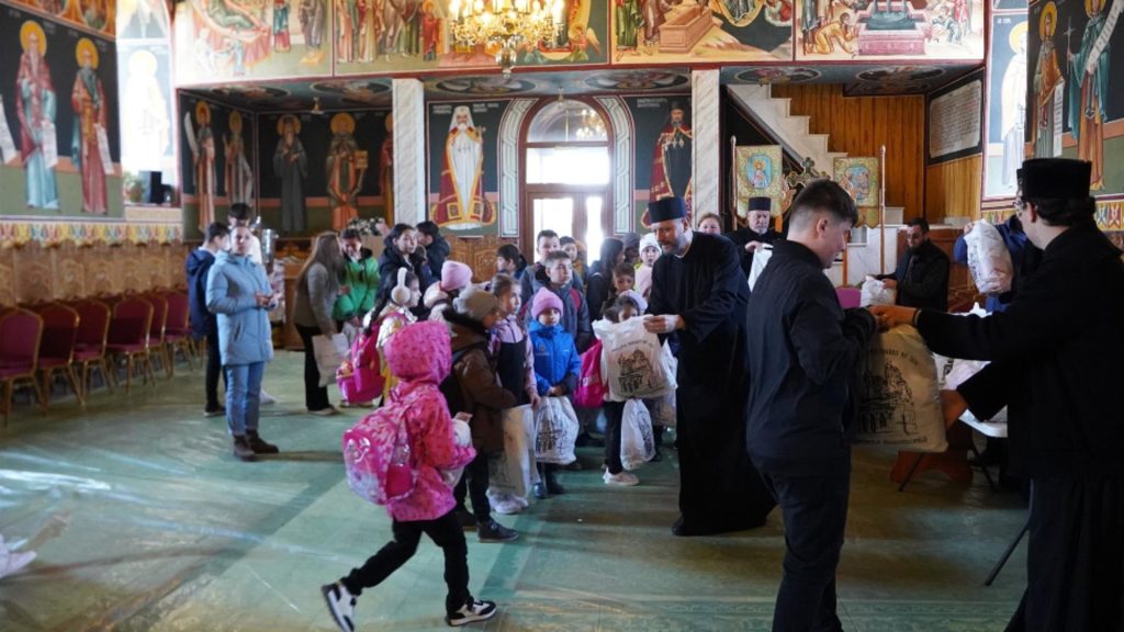 Peste 600 de copii din Galati vor primi haine de Paste