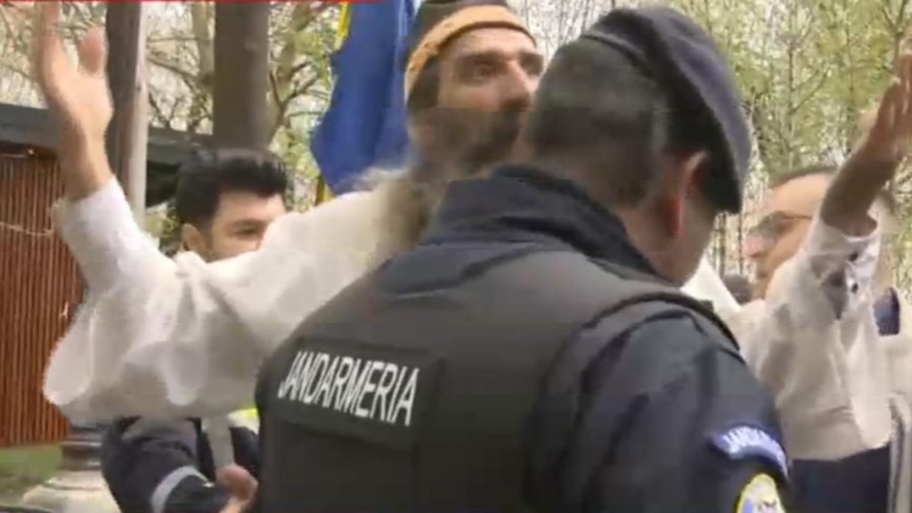 Scandal in fata Tribunalului Bucuresti Stegarul Dac tarat si legat de targa