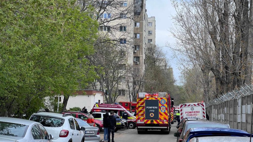 Trei raniti intr un incendiu la etajul 8