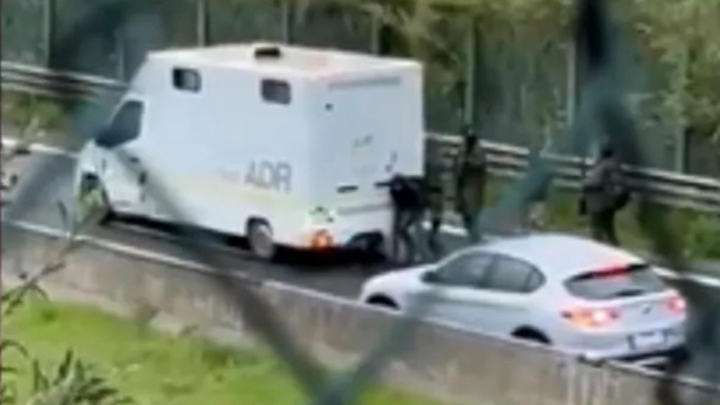 VIDEO Un comando inarmat a furat milioane din vehicule blindate
