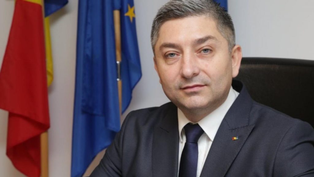 Seful consiliului judetean se protesteaza pe sine