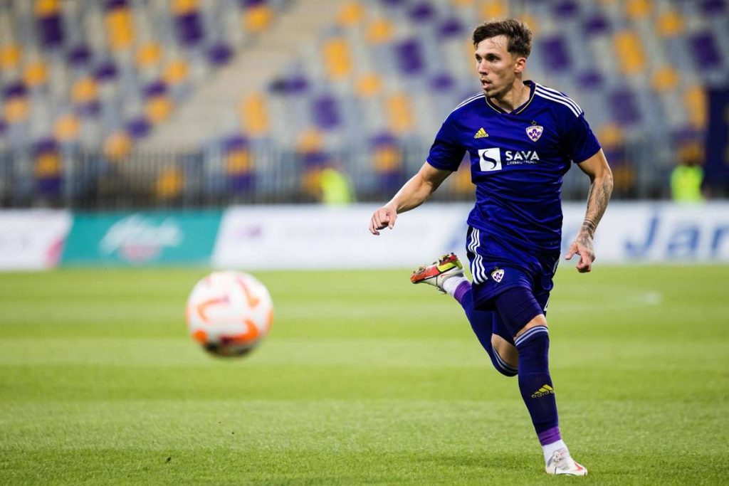Rapid forteaza transferul unui mijlocas din Slovenia