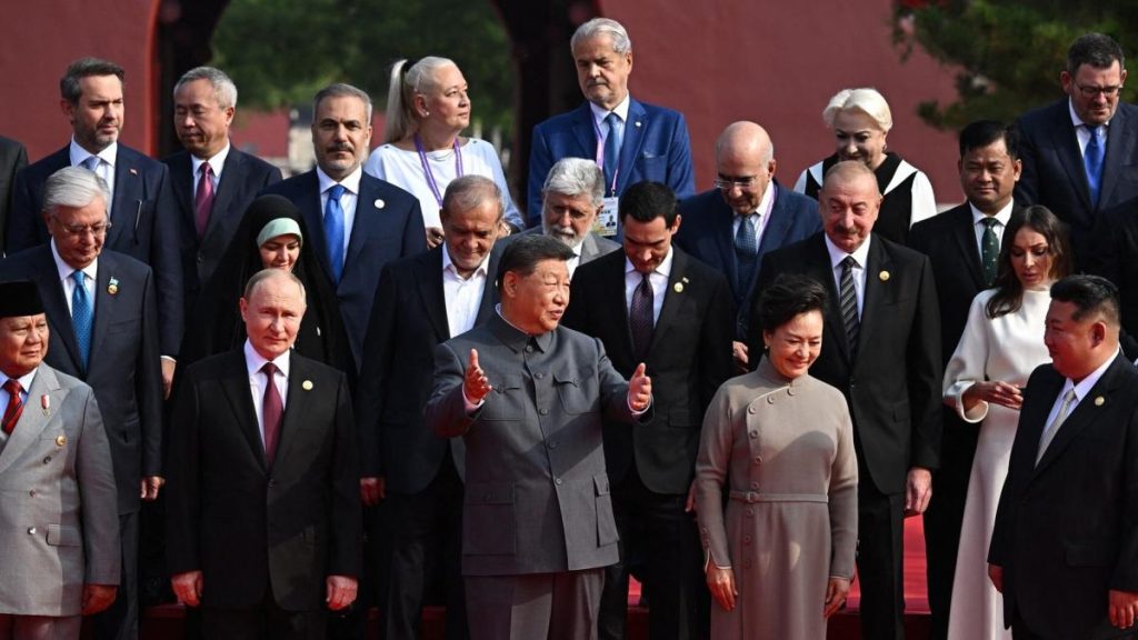 Scandal din cauza fotografiilor cu Nastase Dancila Putin si Kim