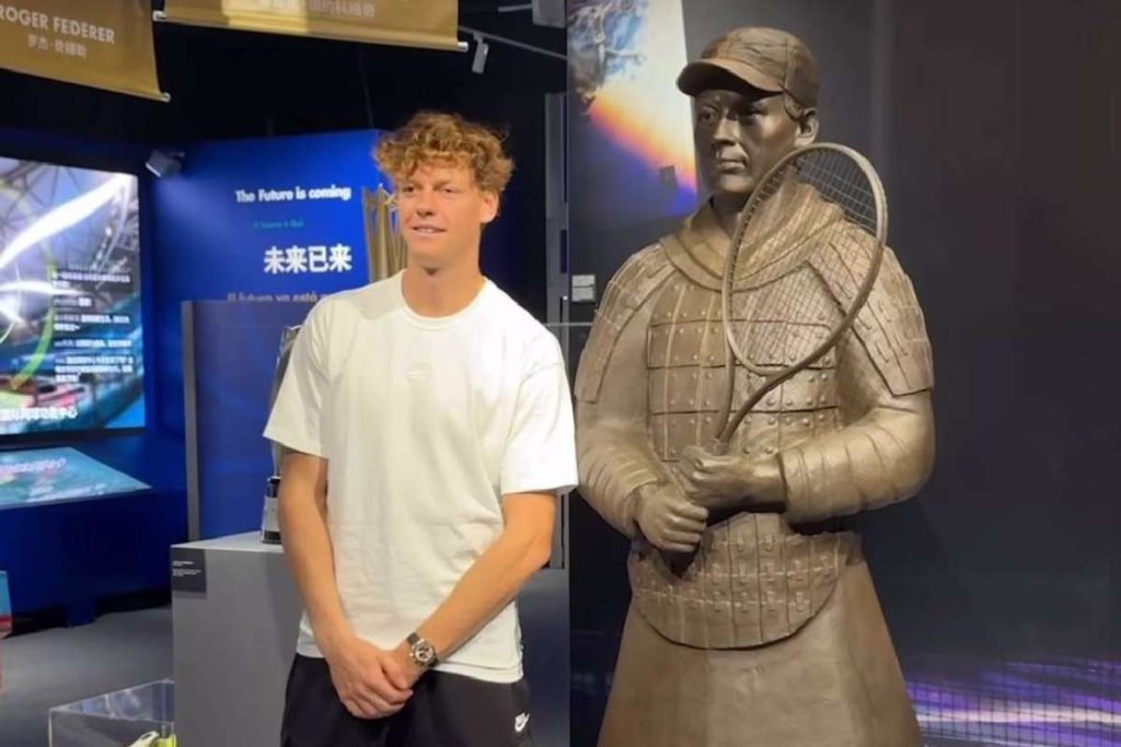 Jannik Sinner si statuia de teracota E mai puternic decat mine