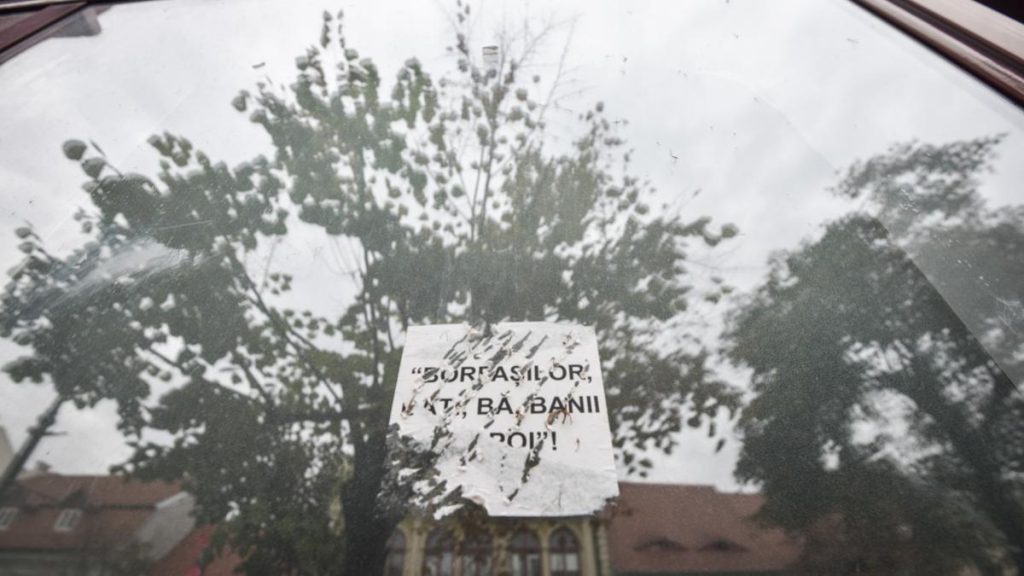 Sibienii au lasit mesaje pentru Iohannis pe casa ANAF Borfasilor dati banii inapoi Ce raspunde Fiscul
