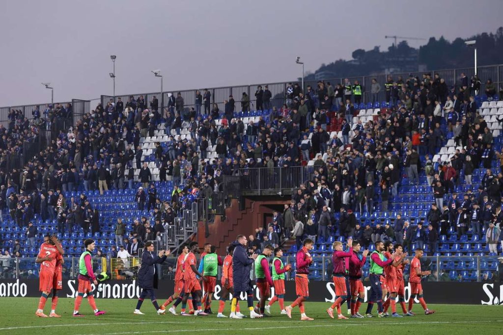 Nebunie generală! Arbitrul a arătat 17 cartonașe roșii. Nebunie generala Arbitrul a aratat 17 cartonase rosii