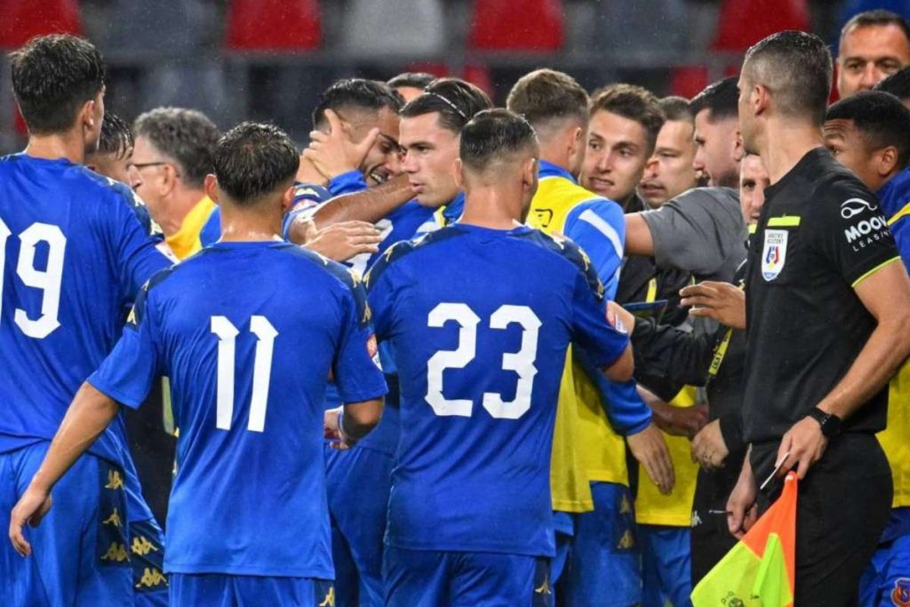Schimbare pe podiumul din Liga 2: Egal pentru Dinamo și Steaua Schimbare pe podiumul din Liga 2 Egal pentru Dinamo si Steaua