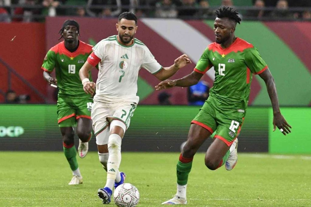 Mahrez duce Algeria in optimile Cupei Africii
