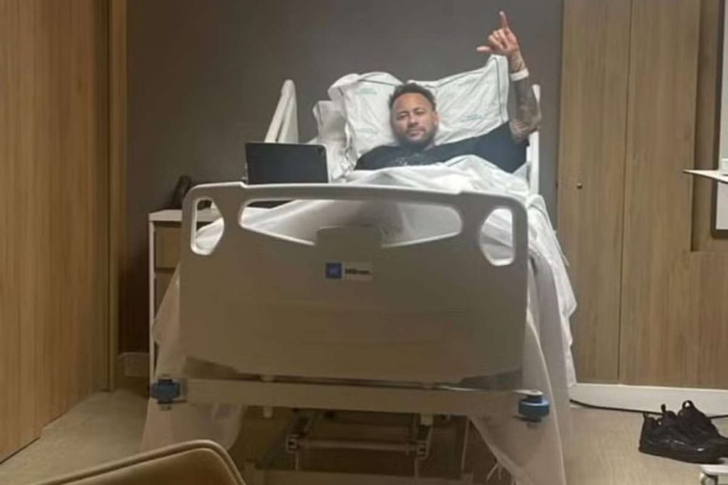 Neymar a avut o operație reușită la genunchiul stâng. Neymar a avut o operatie reusita la genunchiul stang