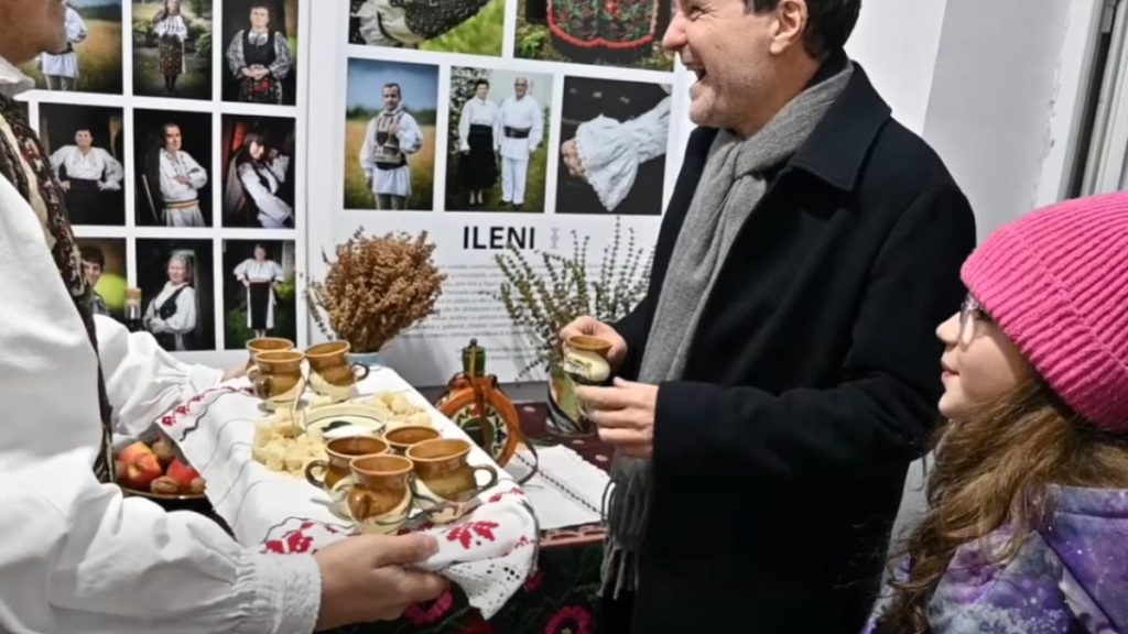 Nicussor Dan si fiica merg la muzeul din Ileni
